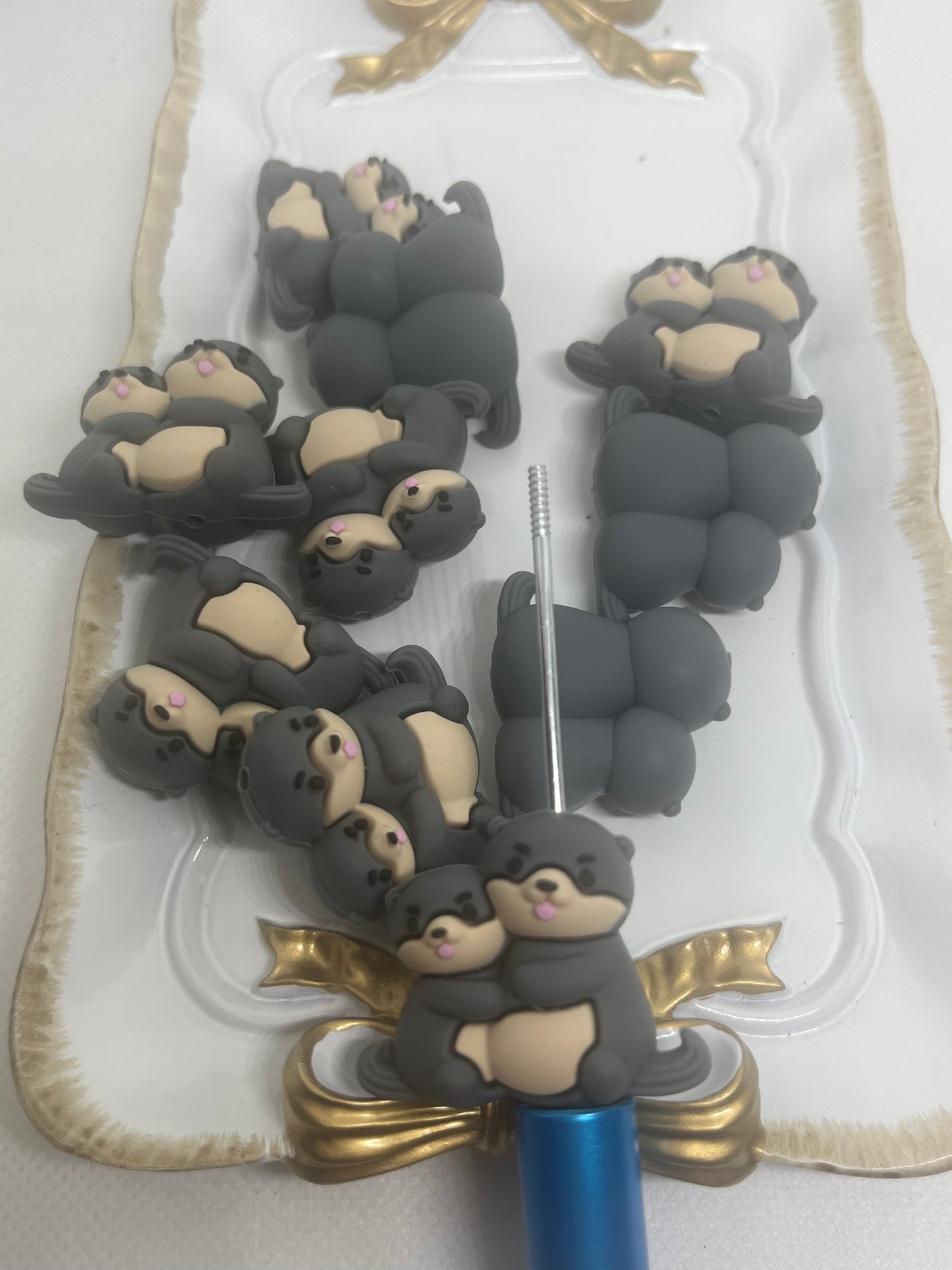 Mama/baby otter 3d by color