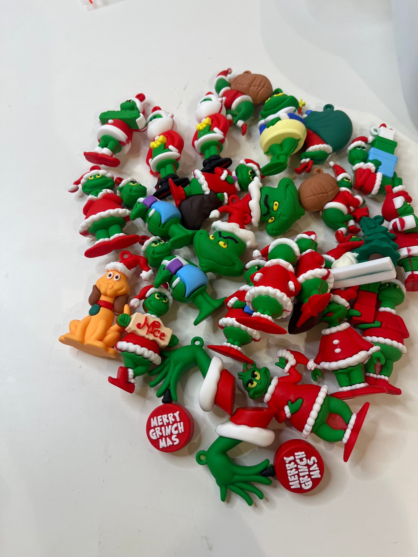 3pk of Random grinch toppers/keychains